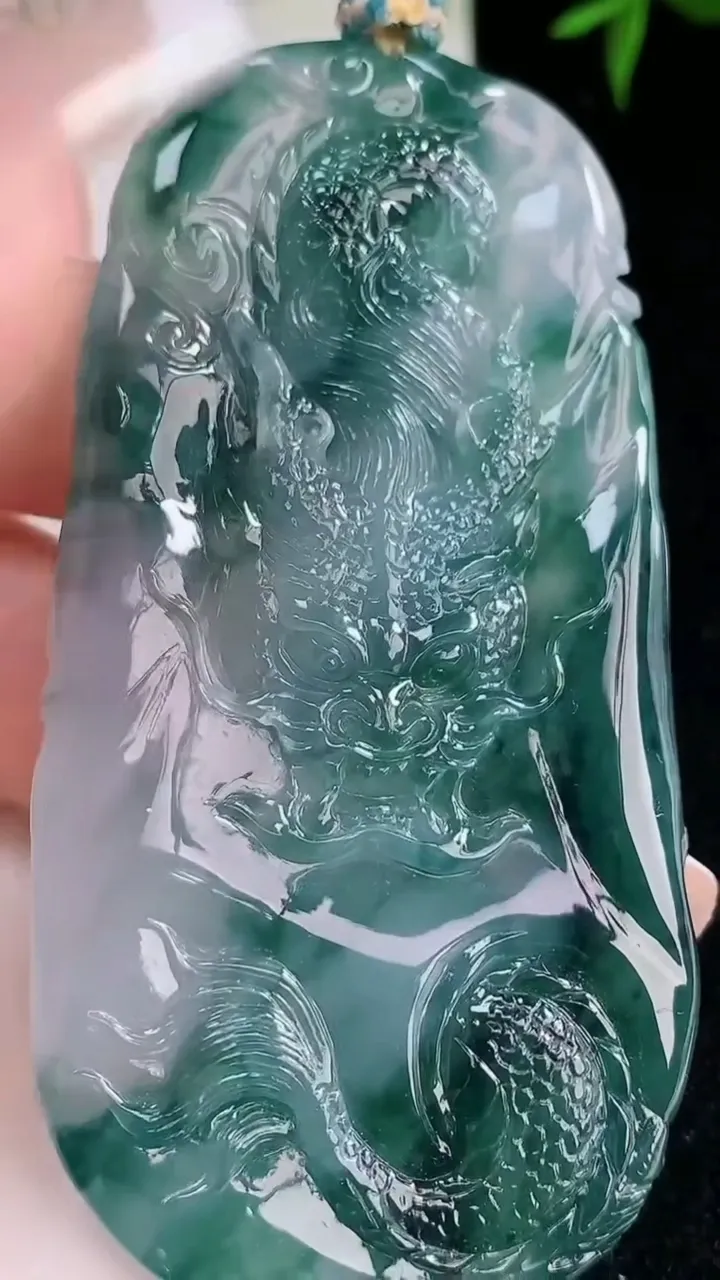 天然A货翡翠种飘花龙牌吊坠，尺寸71-36-11，重量:56.00g
3月5日