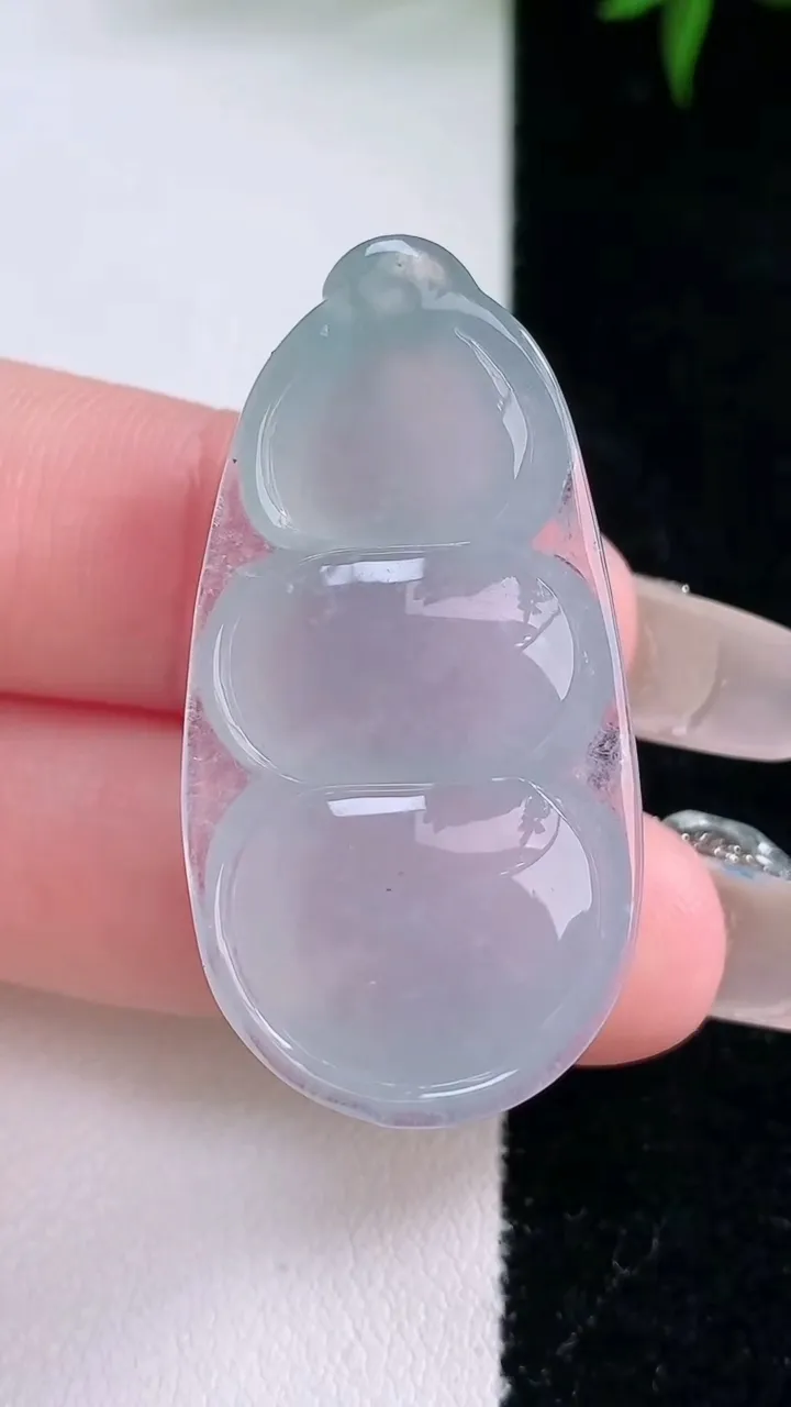 天然A货翡翠种白冰福豆吊坠，尺寸38-19.7-9.6，重量:11.15g
3月5日