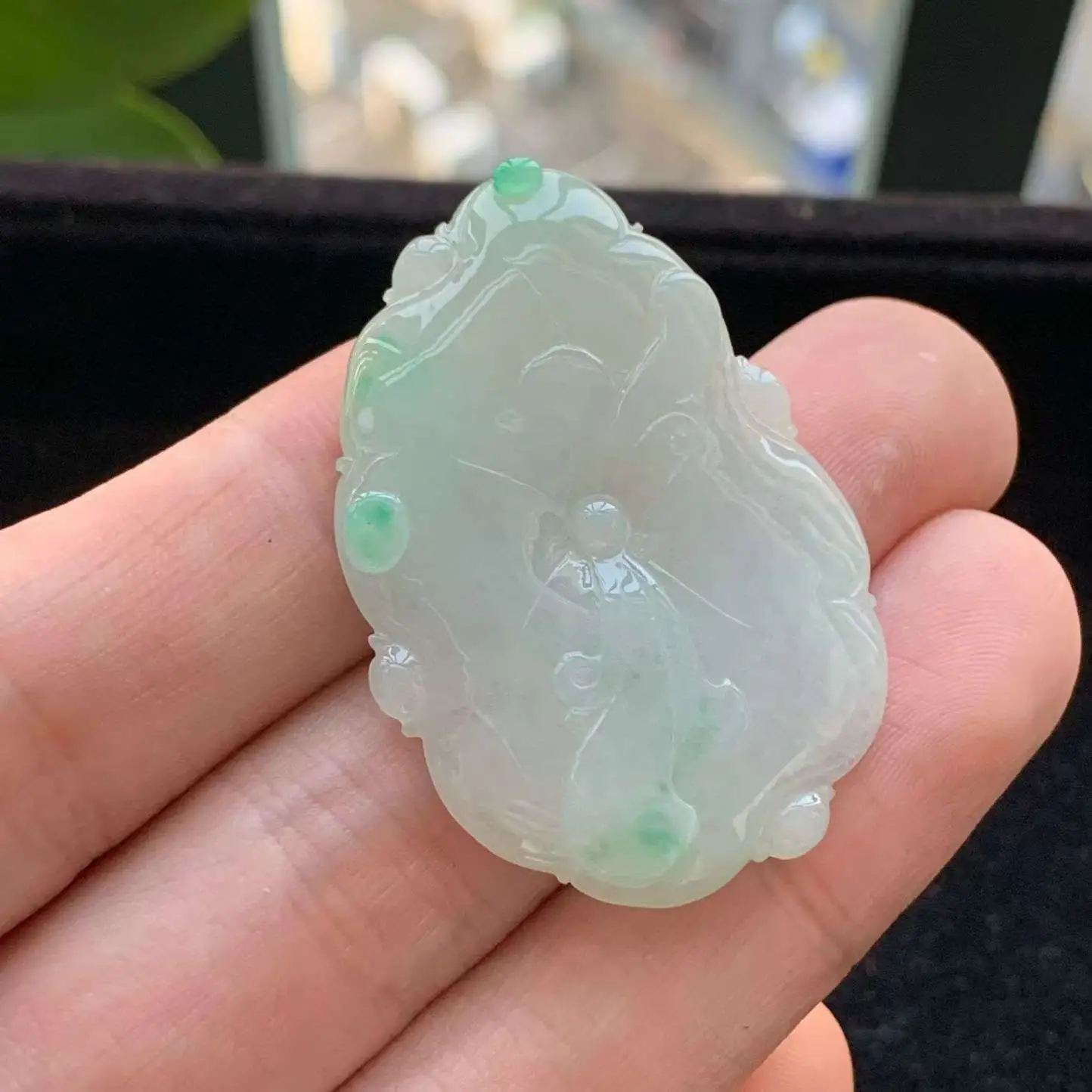 A货天然翡翠冰糯种飘绿荷花吊坠重量11.10
3月5日