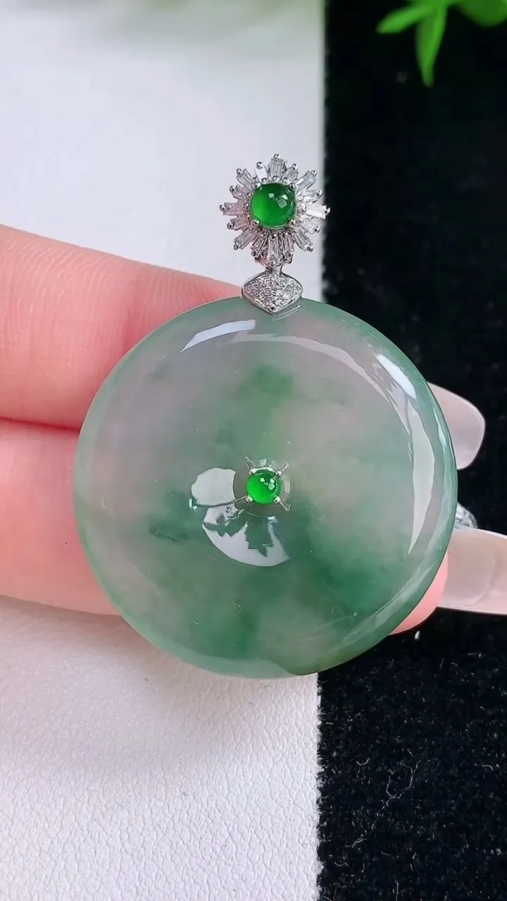 天然A货翡翠种飘花平安扣吊坠，尺寸31-5.2，重量:13.80g
3月5日