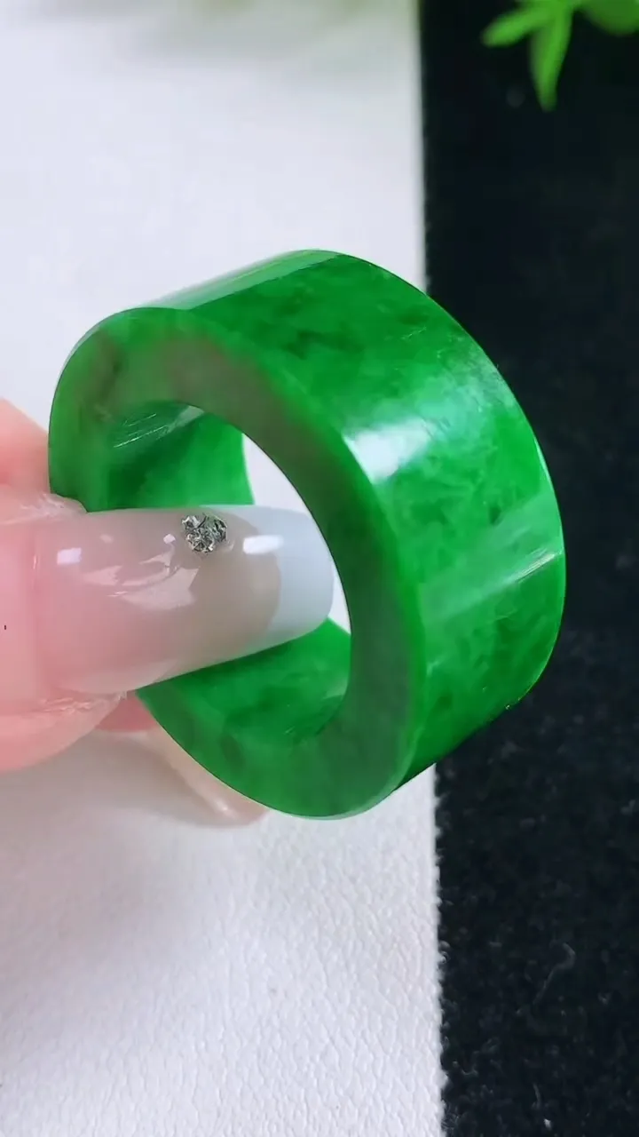 天然A货翡翠指环扳指，尺寸20.8-12.2-4.5，重量:18.15g2026年3月5日
工厂直销