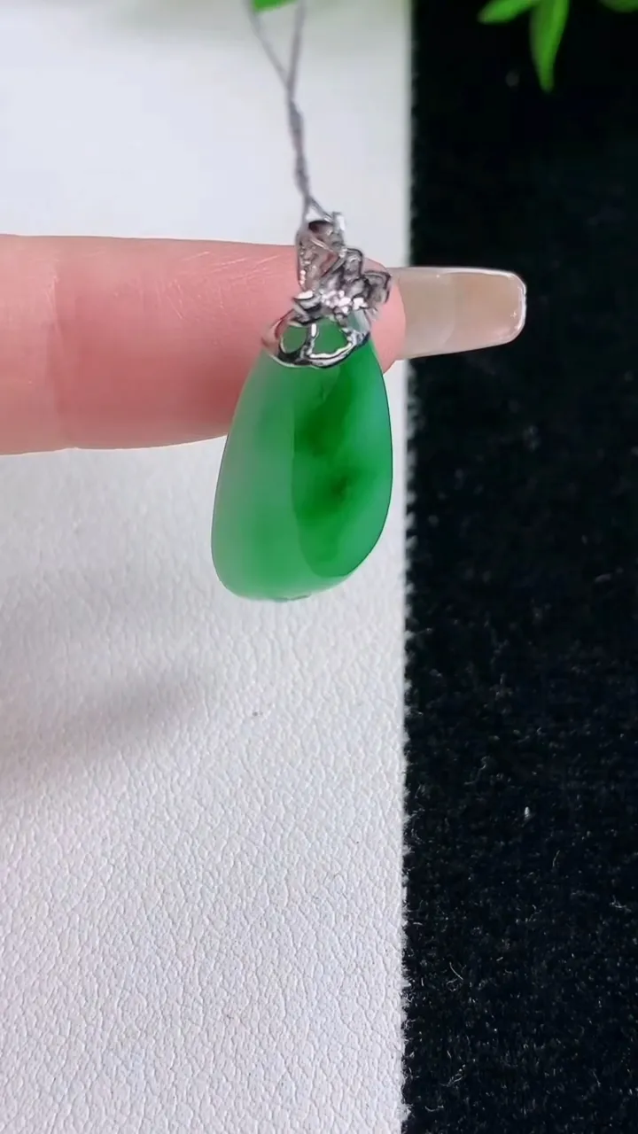 天然A货翡翠福瓜吊坠，尺寸26.3-12.6-5，重量:3.84g
3月5日