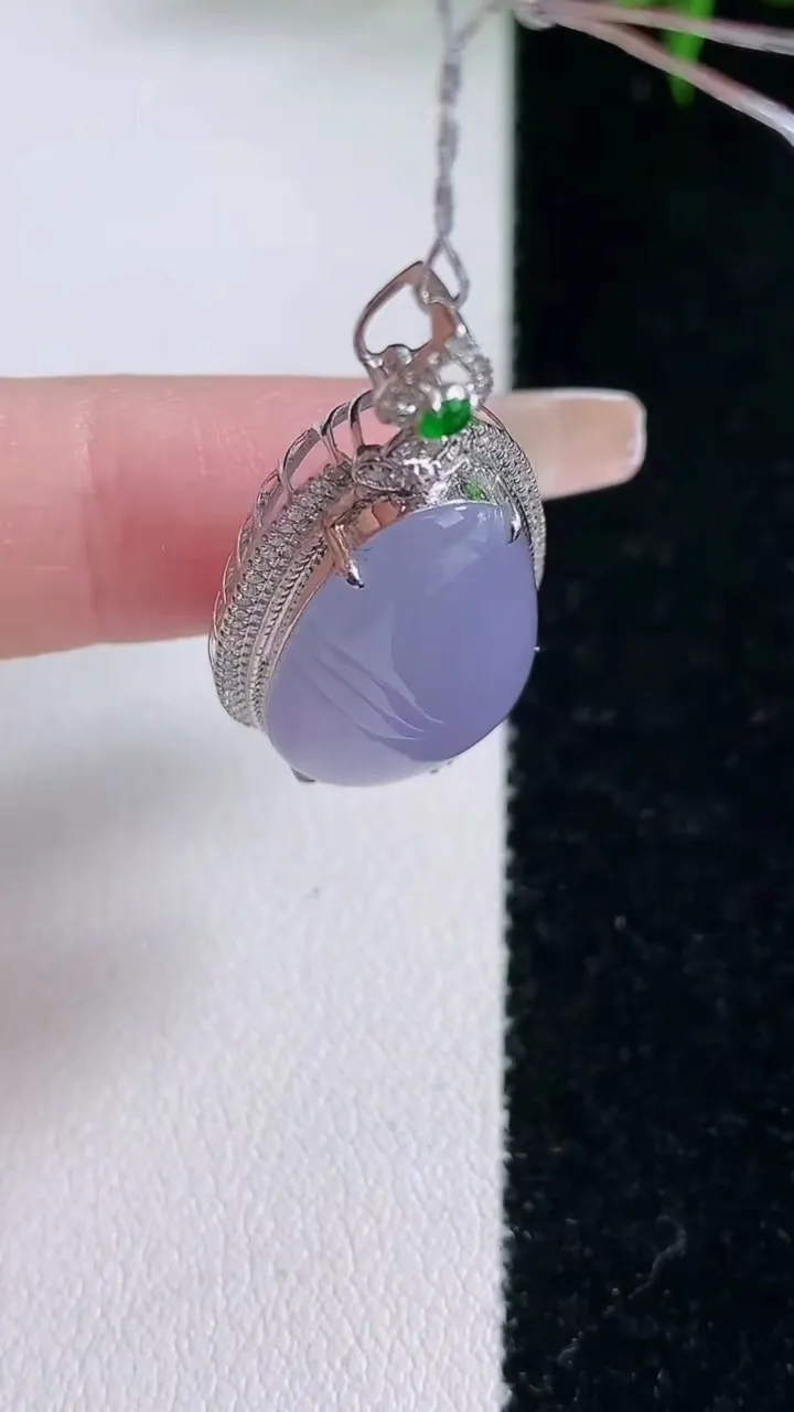 天然A货翡翠18K金紫罗兰福瓜吊坠，尺寸33-16.6-9.3，裸石23-13.2重量:4.60g
3月5日