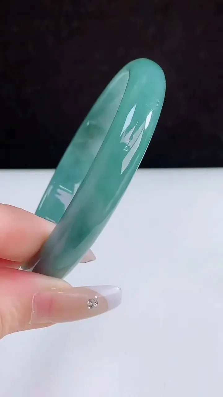 圈口58-59翡翠a货蓝水宽边手镯尺寸59-9-5.6，重量:34.11g3月5日