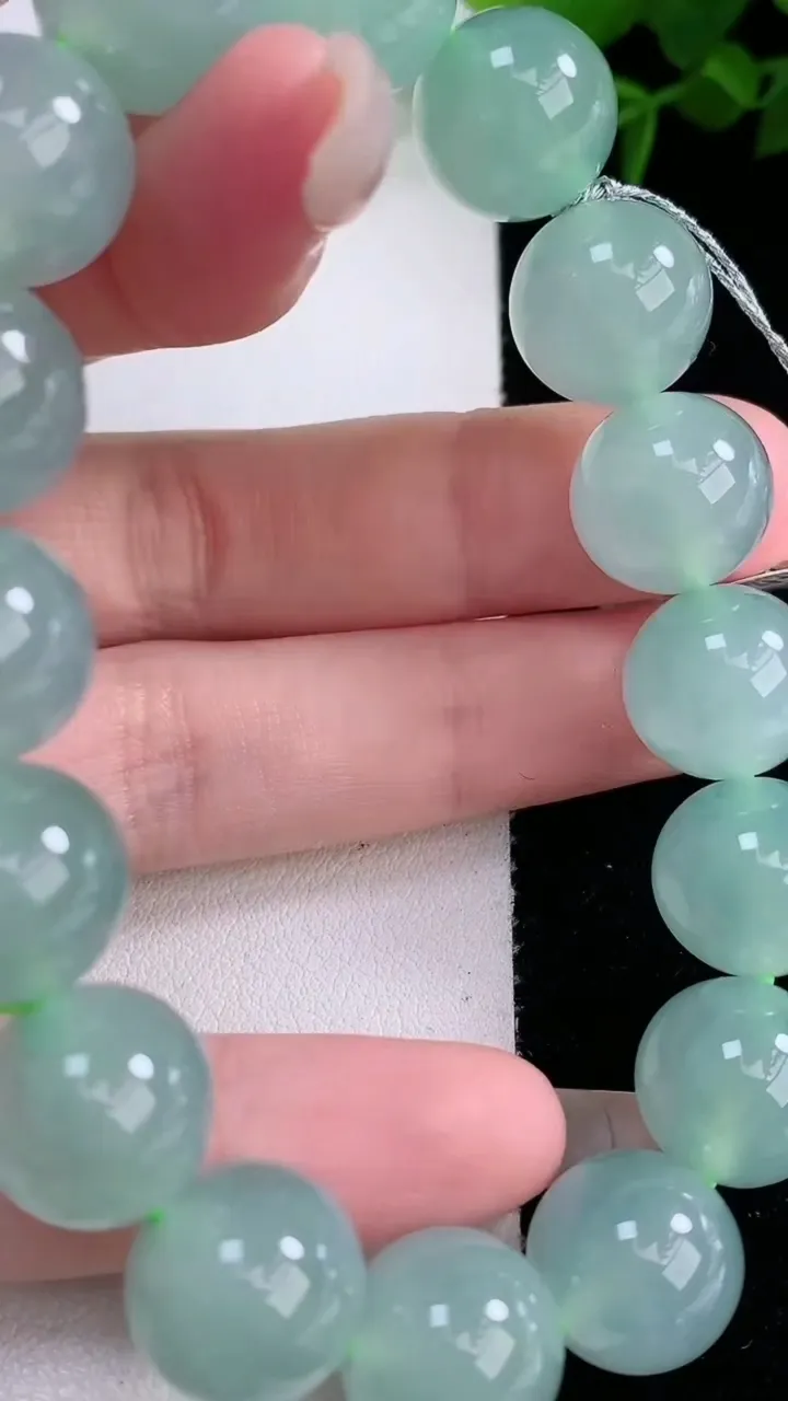 天然A货翡翠圆珠手串，尺寸12.3-16颗，重量:54.82g3月5日
工厂直销收藏佳品,种好水足，色泽均匀，有种有色，上手高大气！