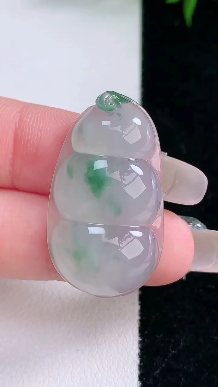 天然A货翡翠种飘花福豆镶嵌件，尺寸32.8-18.7-5.7，重量:6.34g
3月5日