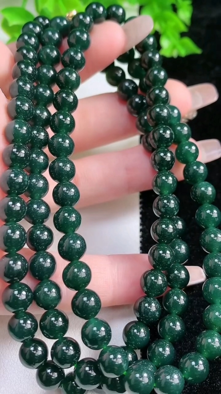 天然A货翡翠圆珠项链108颗，尺寸6.8，重:59.22g3月5日
工厂直销收藏佳品,种好水足，色泽均匀，有种有色，上手高大气！