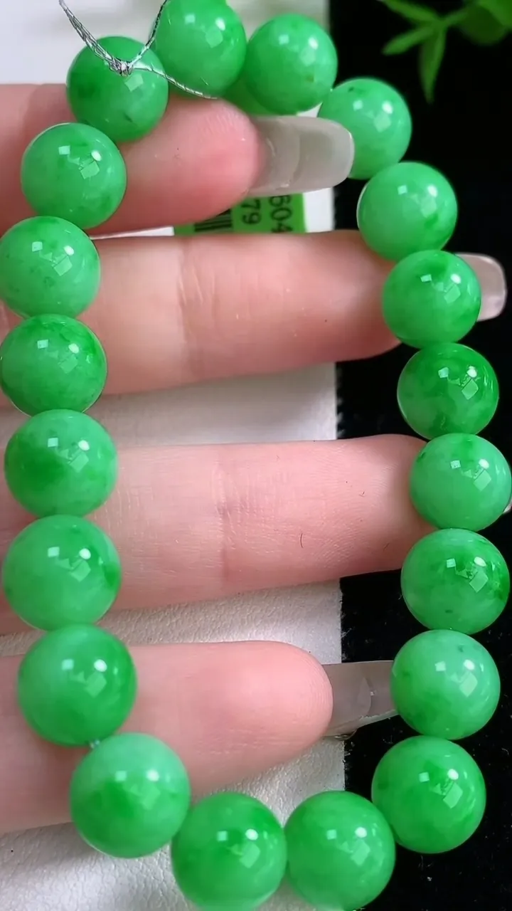 天然A货翡翠圆珠手串，尺寸9.2-20颗，重量:28.42g3月5日
工厂直销收藏佳品,种好水足，色泽均匀，有种有色，上手高大气！