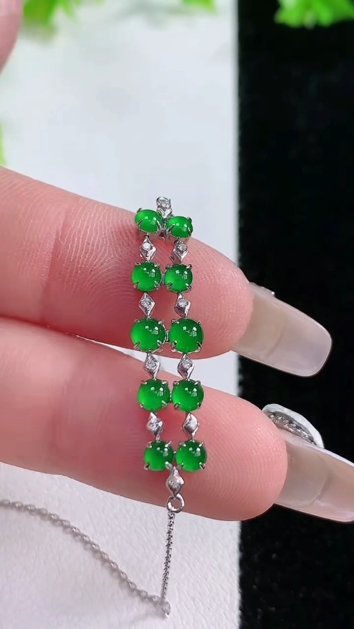 天然A货翡翠蛋面项链，尺寸 27.5-7.5-3.3，重:2.24g3月5日
工厂直销收藏佳品,种好水足，色泽均匀，有种有色，上手高大气！