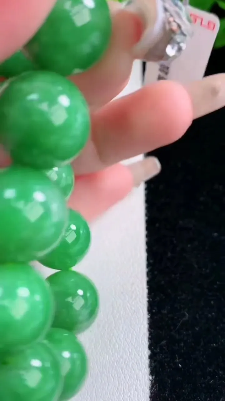 天然A货翡翠圆珠手串，尺寸14.3-15颗，重量:75.42g3月5日
工厂直销收藏佳品,种好水足，色泽均匀，有种有色，上手高大气！