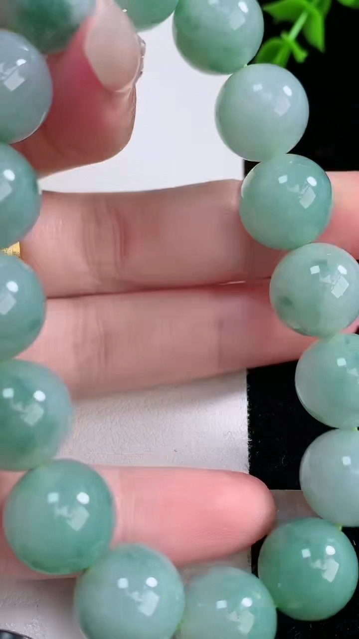 天然A货翡翠圆珠手串，尺寸12.7-16颗，重量:57.44g3月5日
工厂直销收藏佳品,种好水足，色泽均匀，有种有色，上手高大气！