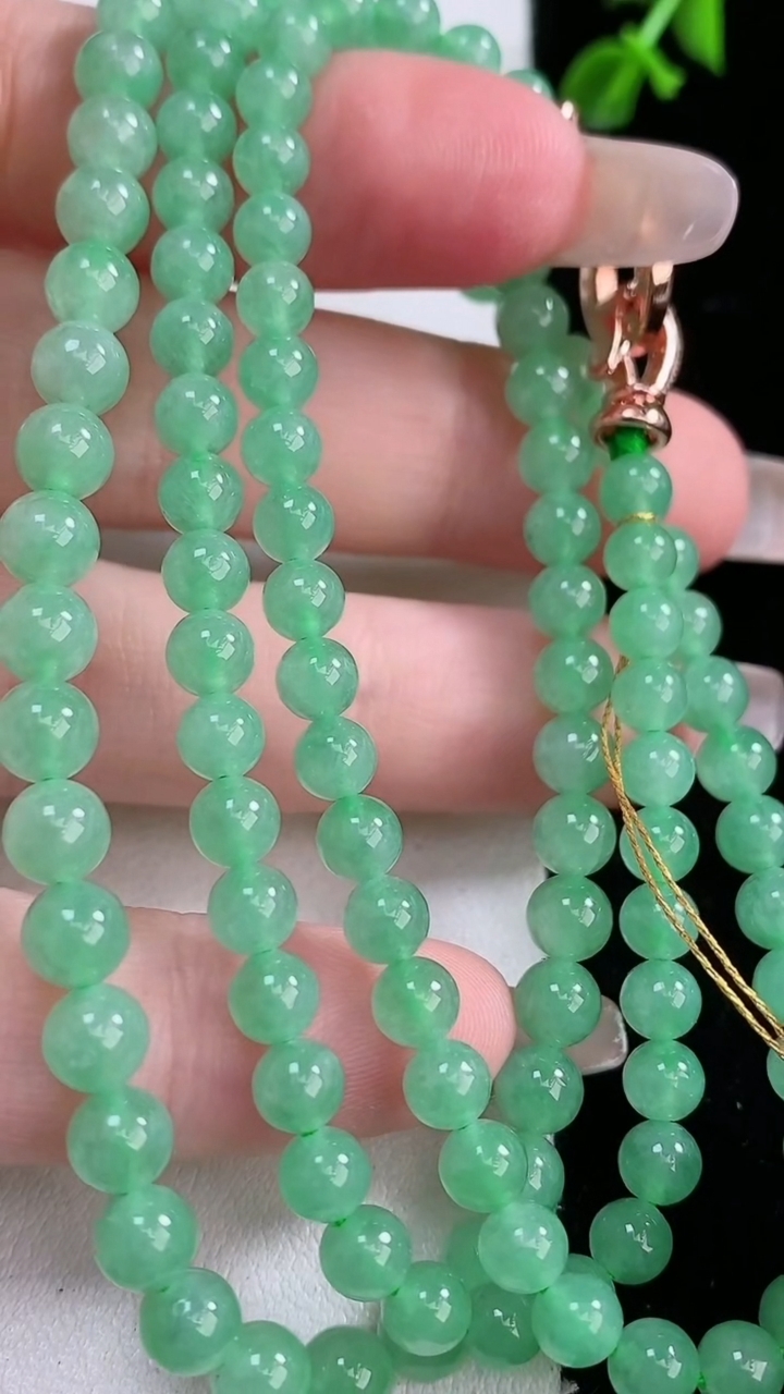 天然A货翡翠圆珠项链，尺寸4.6-115颗，重量:25.12g
3月5日