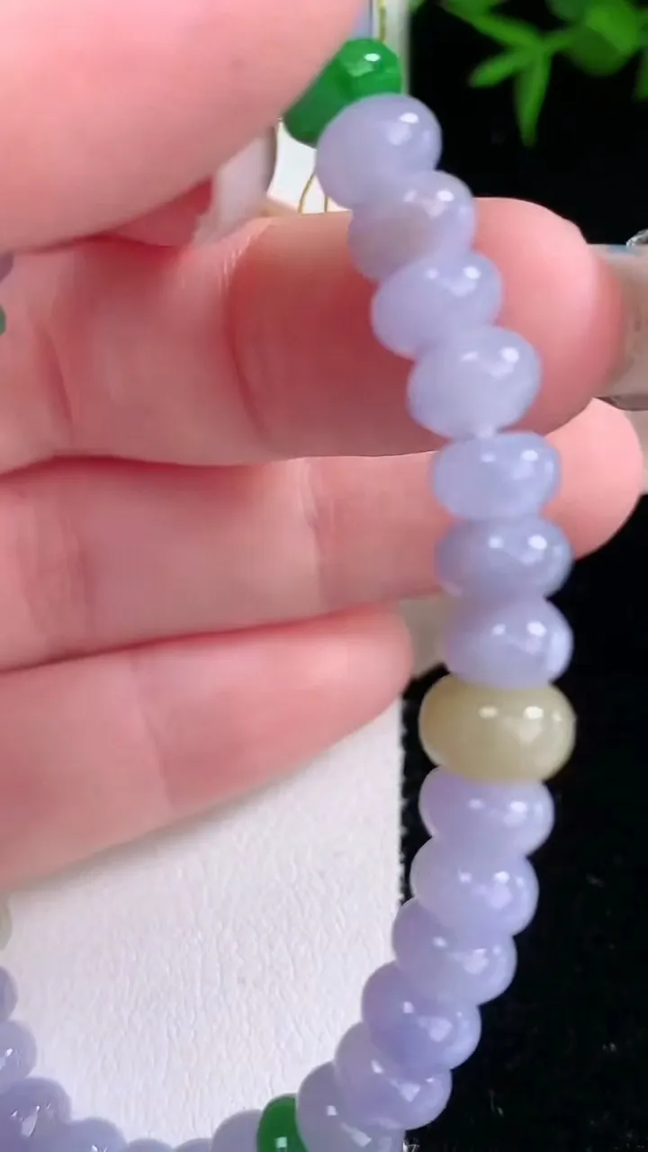 天然A货翡翠三彩算盘珠手串，尺寸6.7-4.2-41颗，重量:17.10g3月5日
工厂直销收藏佳品,种好水足，色泽均匀，有种有色，上手高大气！