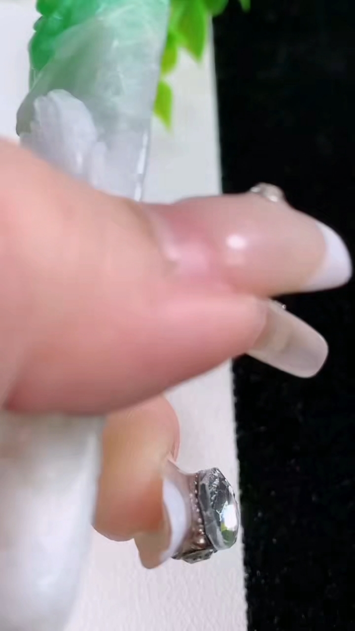 天然A货翡翠山水牌吊坠，尺寸78-39.6-11.7，重:74.34g
3月5日