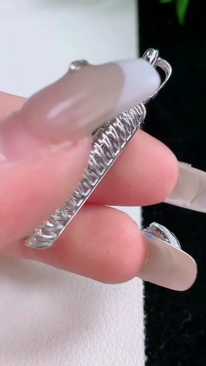 天然A货翡翠福豆吊坠，尺寸41-15.2-9.4，裸石25-11.8重量:6.37g
3月5日