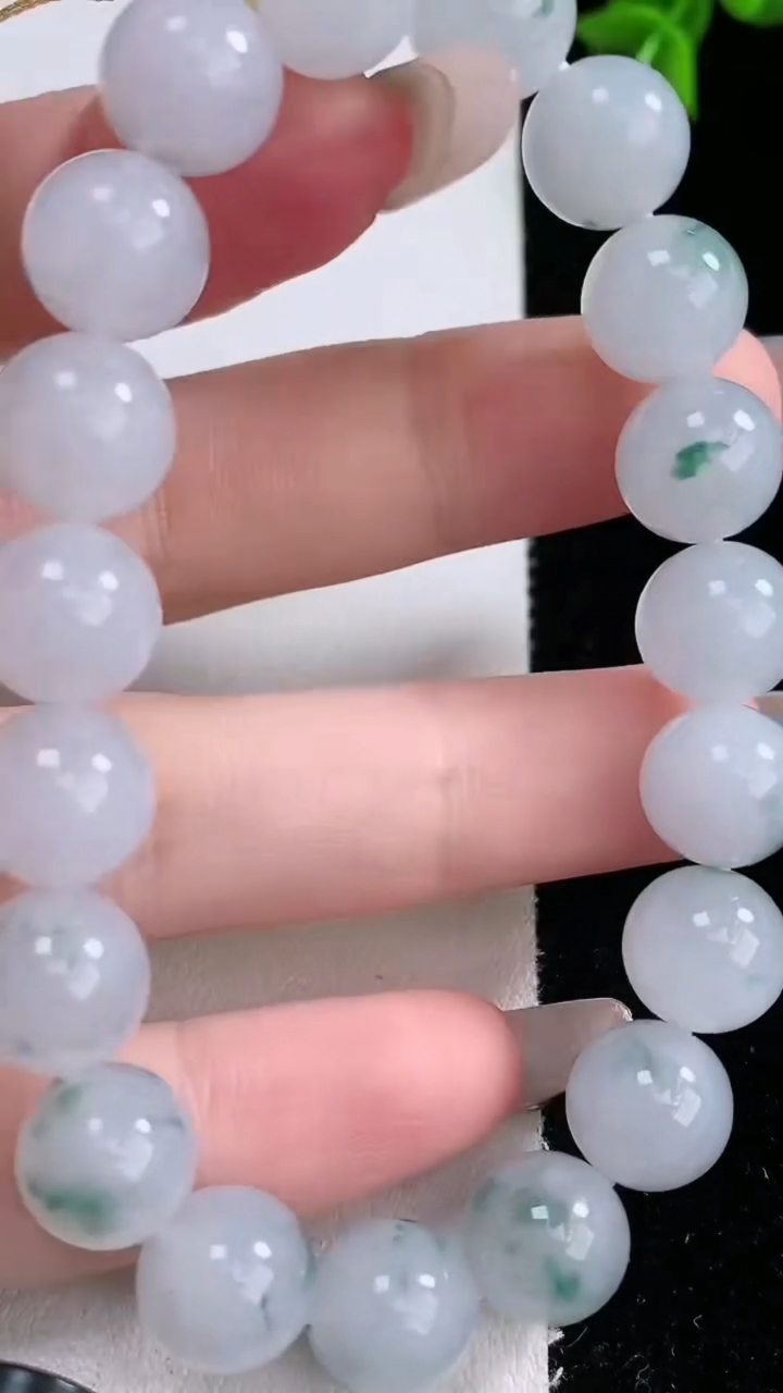 天然A货翡翠飘花圆珠手串，尺寸9.8-19颗，重量:32.85g3月5日
工厂直销收藏佳品,种好水足，色泽均匀，有种有色，上手高大气！