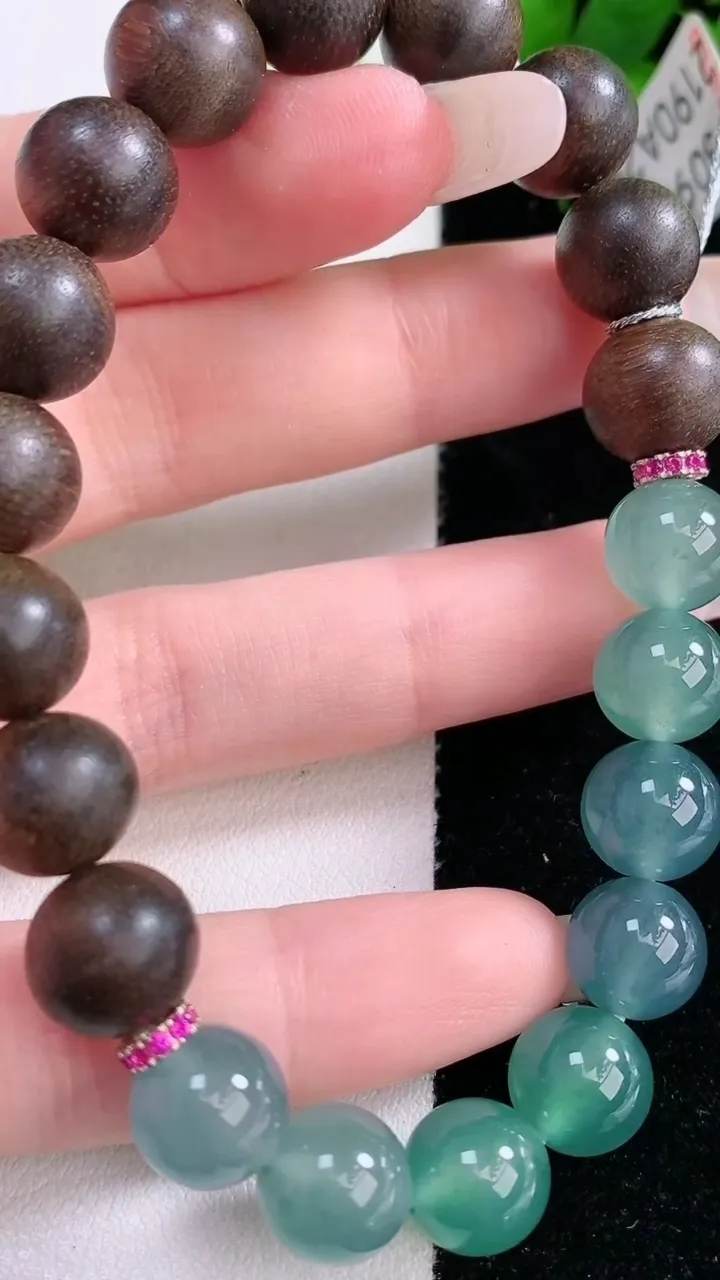 天然A货翡翠圆珠手串，尺寸9.8，重量:21.87g3月5日
工厂直销收藏佳品,种好水足，色泽均匀，有种有色，上手高大气！
