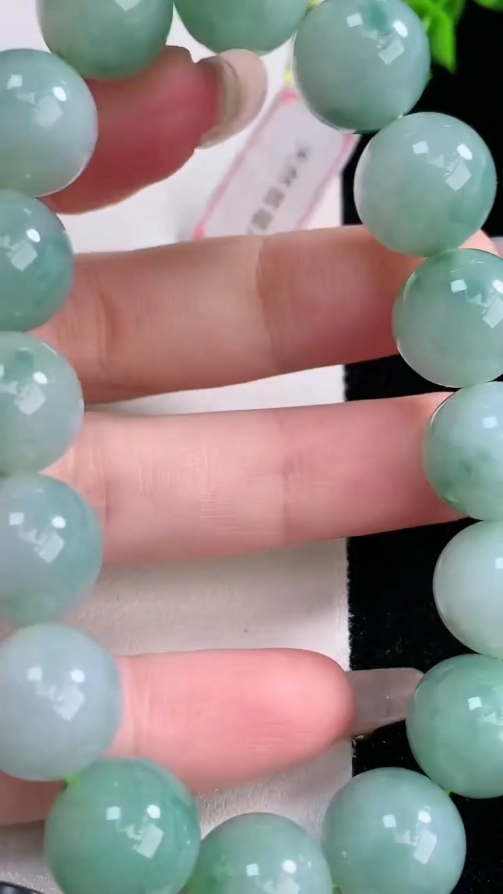天然A货翡翠圆珠手串，尺寸12.7-16颗，重量:57.44g3月5日
工厂直销收藏佳品,种好水足，色泽均匀，有种有色，上手高大气！