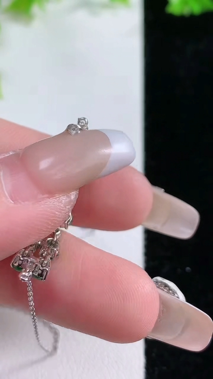 天然A货翡翠蛋面项链，尺寸 27.5-7.5-3.3，重:2.24g3月5日
工厂直销收藏佳品,种好水足，色泽均匀，有种有色，上手高大气！