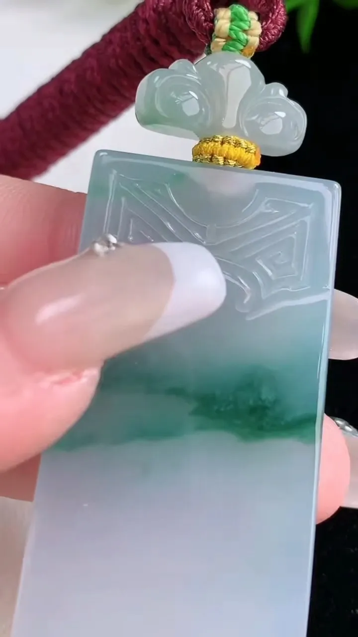 天然A货翡翠冰种飘花仿古无事牌吊坠，尺寸46.4-25.2-5，重量:24.49g
3月5日