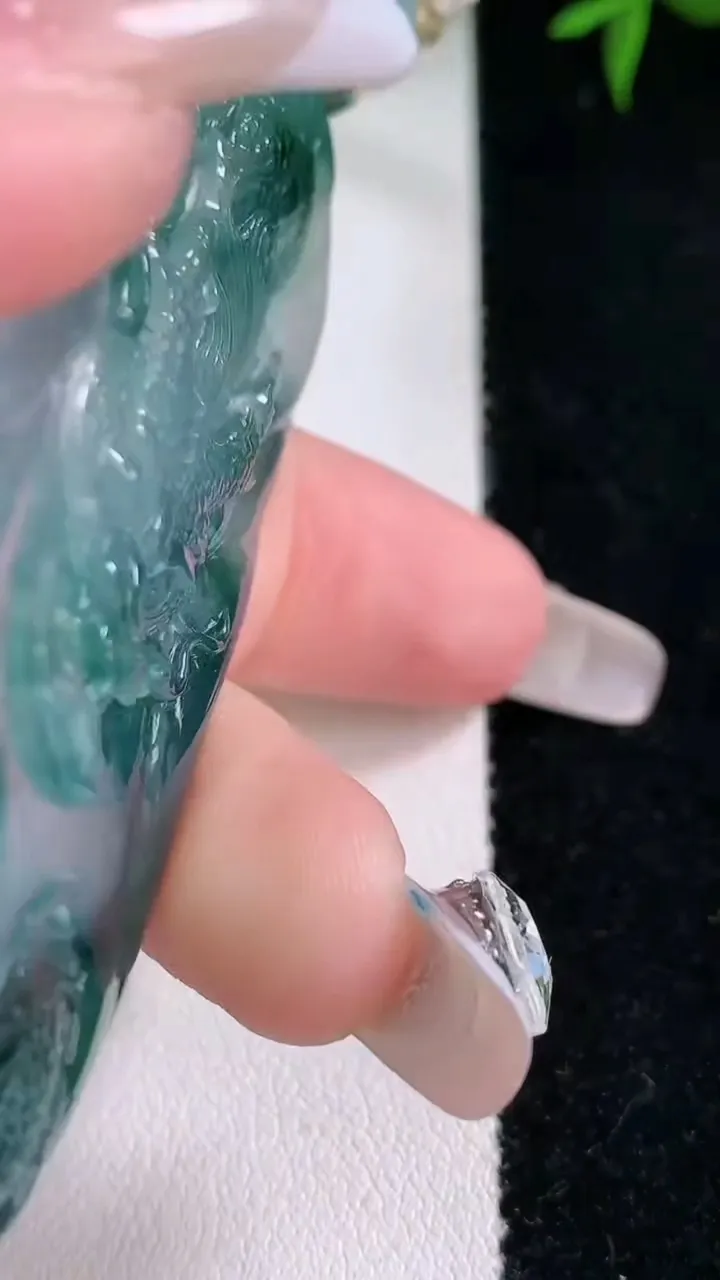 天然A货翡翠种飘花龙牌吊坠，尺寸71-36-11，重量:56.00g
3月5日