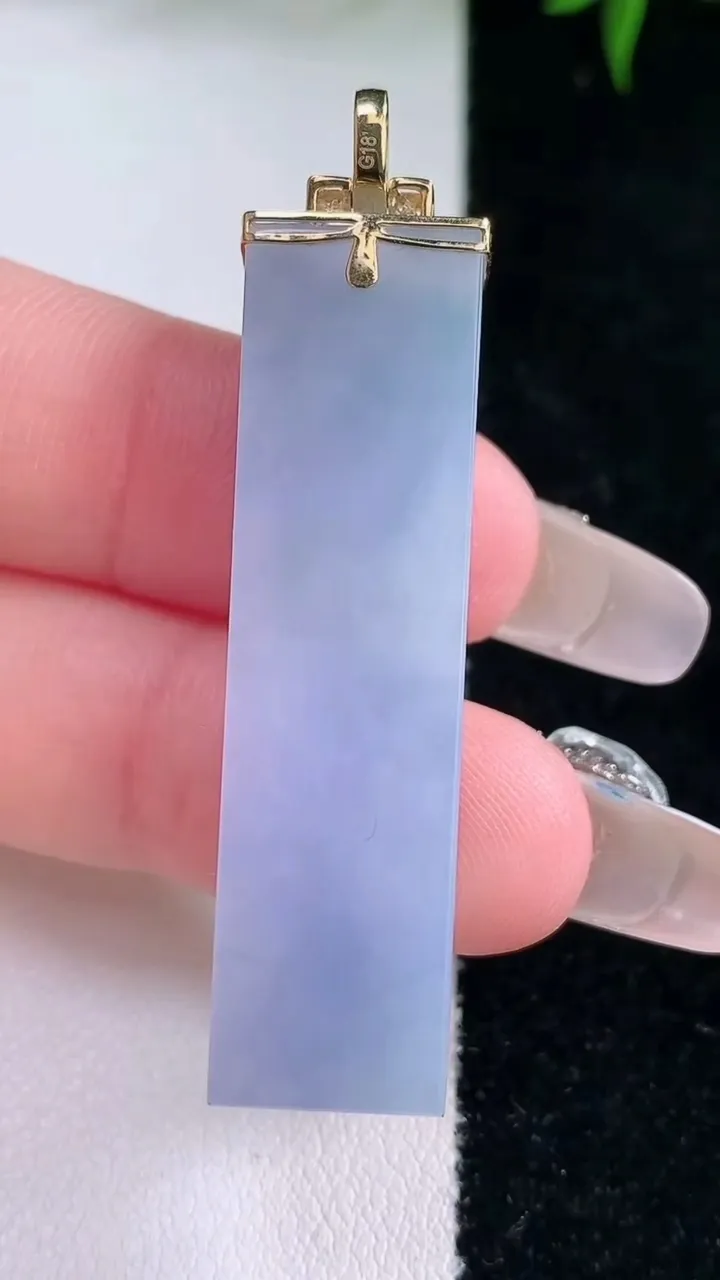 天然A货翡翠18K金紫罗兰无事牌吊坠，尺寸43.2-11-5.6，重量:11.14g
3月5日