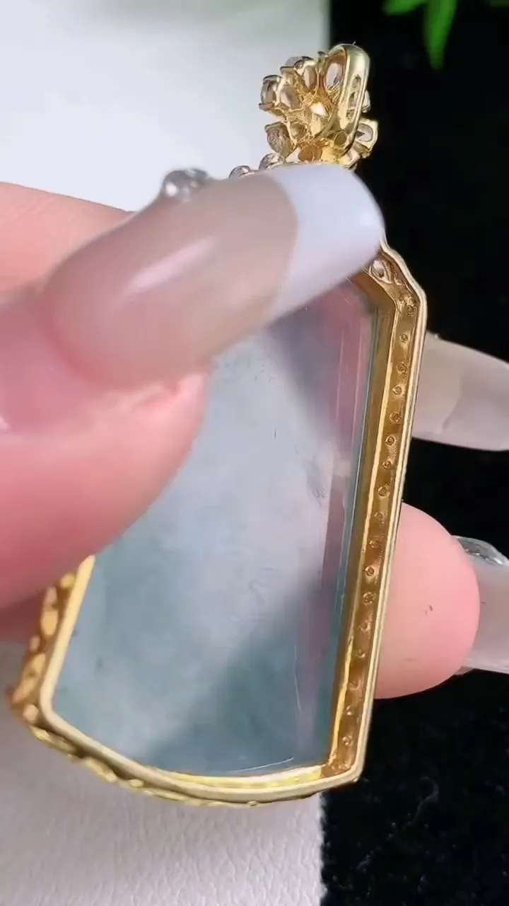 天然A货翡翠种飘花无事牌吊坠，尺寸49.8-23.4-8.8，裸石35.2-21.4重量:12.46g
3月5日