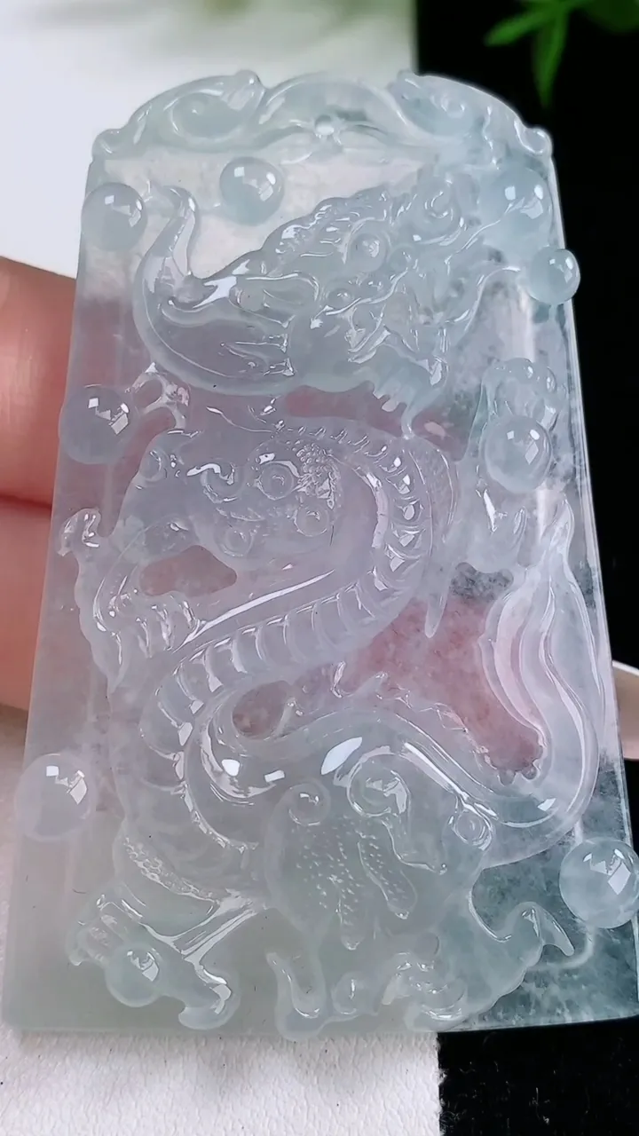 天然A货翡翠种白冰龙牌吊坠，尺寸64.2-41.5-7.2，重量:38.82g
3月5日