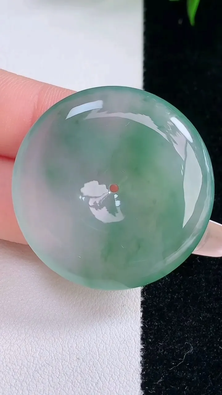 天然A货翡翠种飘花平安扣吊坠，尺寸35.8-5.9，重量:16.86g
3月5日