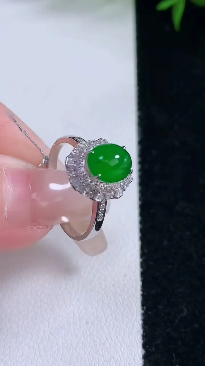 天然A货翡翠蛋面戒指，尺寸17.4-8-5.8-9.2，重量:2.61g2026年3月5日
工厂直销收藏佳品,种好水足，色泽均匀，有种有色，上手高大气！
