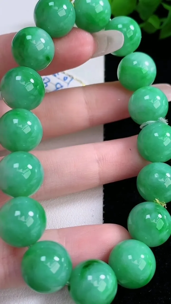 天然A货翡翠圆珠手串，尺寸12.5-16颗，重量:55.04g3月5日
工厂直销收藏佳品,种好水足，色泽均匀，有种有色，上手高大气！