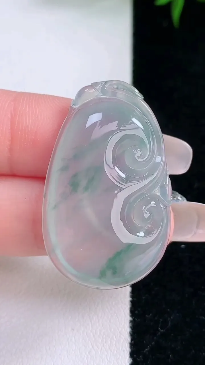 天然A货翡翠种飘花如意吊坠，尺寸35.7-21.6-6，重量:8.89g
3月5日