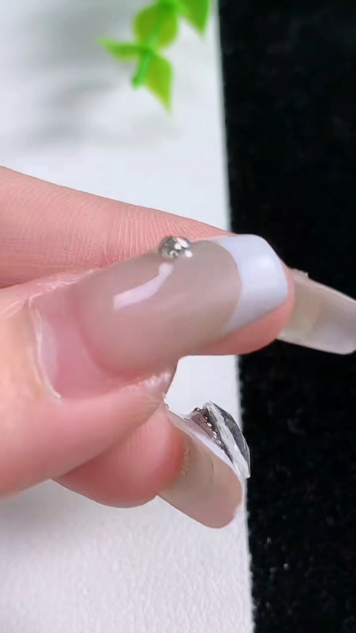 天然A货翡翠马鞍戒面，尺寸18.3-8-2.7，重:0.97g2026年3月5日
工厂直销收藏佳品,种好水足，色泽均匀，有种有色，上手高大气！