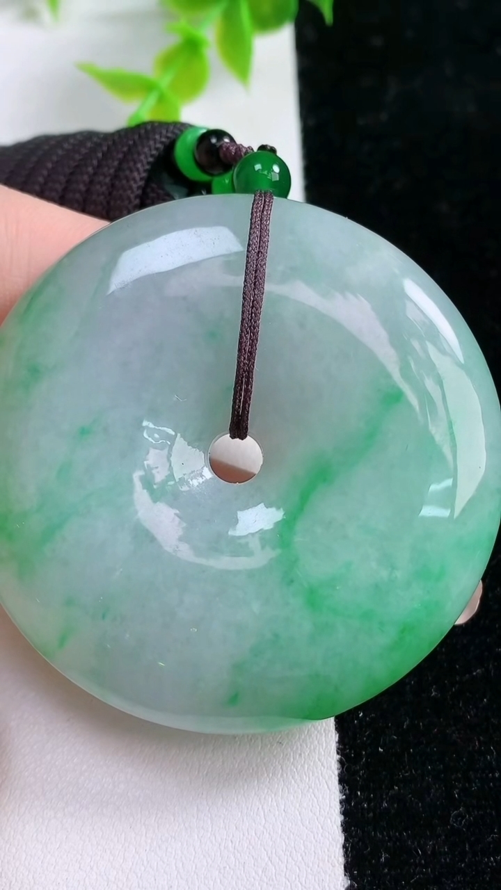 天然A货翡翠平安扣吊坠，尺寸52.9-10.8，重:63.98g
3月5日