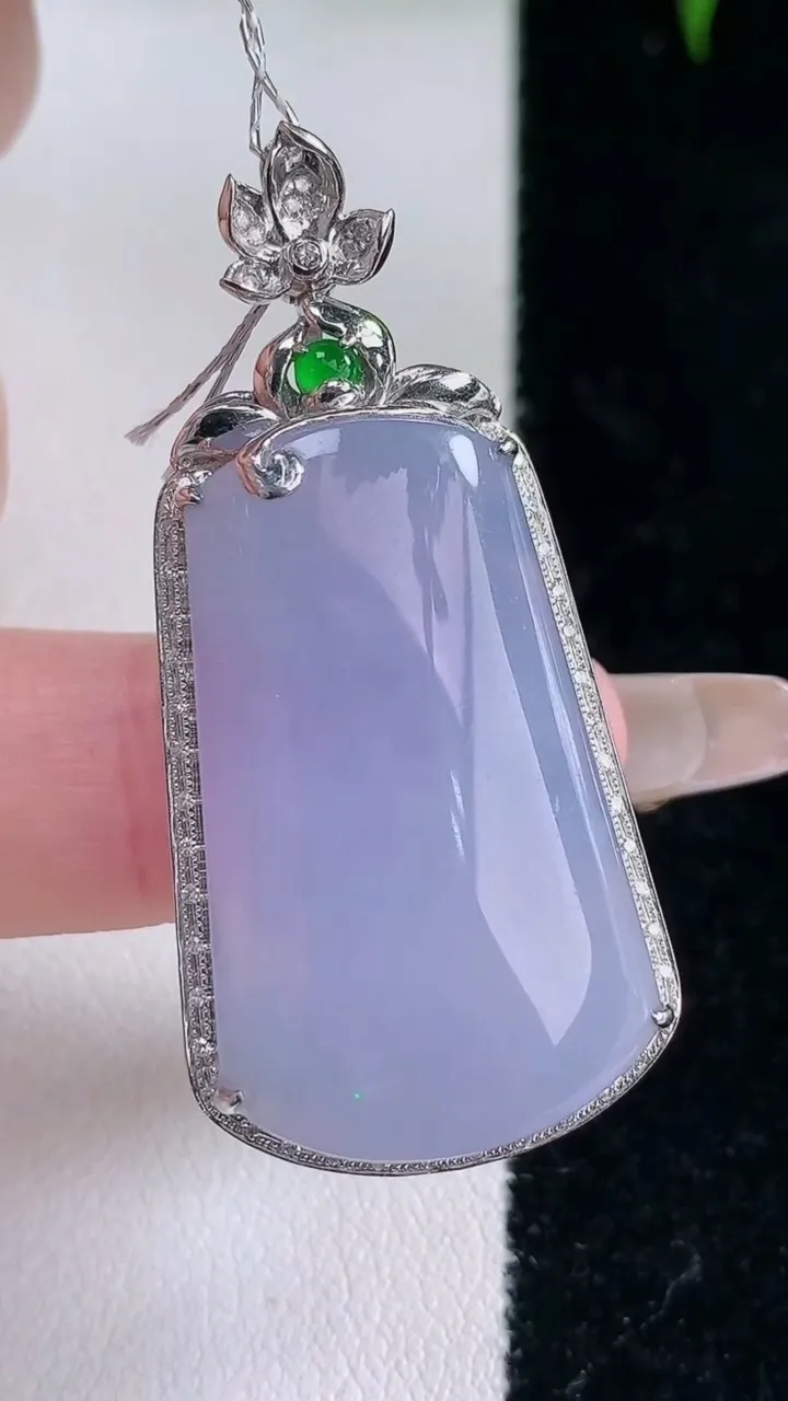 天然A货翡翠18K金紫罗兰无事牌吊坠，尺寸44-20.5-9.4，裸石29.7-19重量:8.95g
3月5日