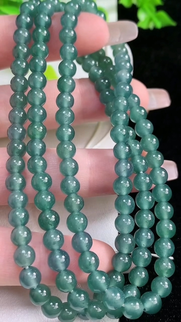 天然A货翡翠圆珠项链，尺寸5.3，重:33.69g3月5日
工厂直销收藏佳品,种好水足，色泽均匀，有种有色，上手高大气！