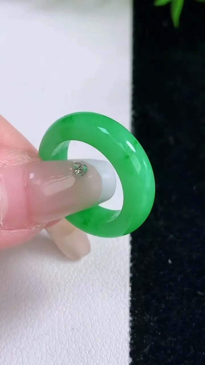 天然A货翡翠指环戒指，尺寸16.7-5.5-3.3，重量:4.61g2026年3月5日
工厂直销收藏佳品,种好水足，色泽均匀，有种有色，上手高大气！