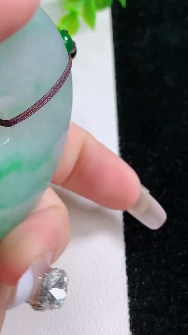 天然A货翡翠平安扣吊坠，尺寸52.9-10.8，重:63.98g
3月5日