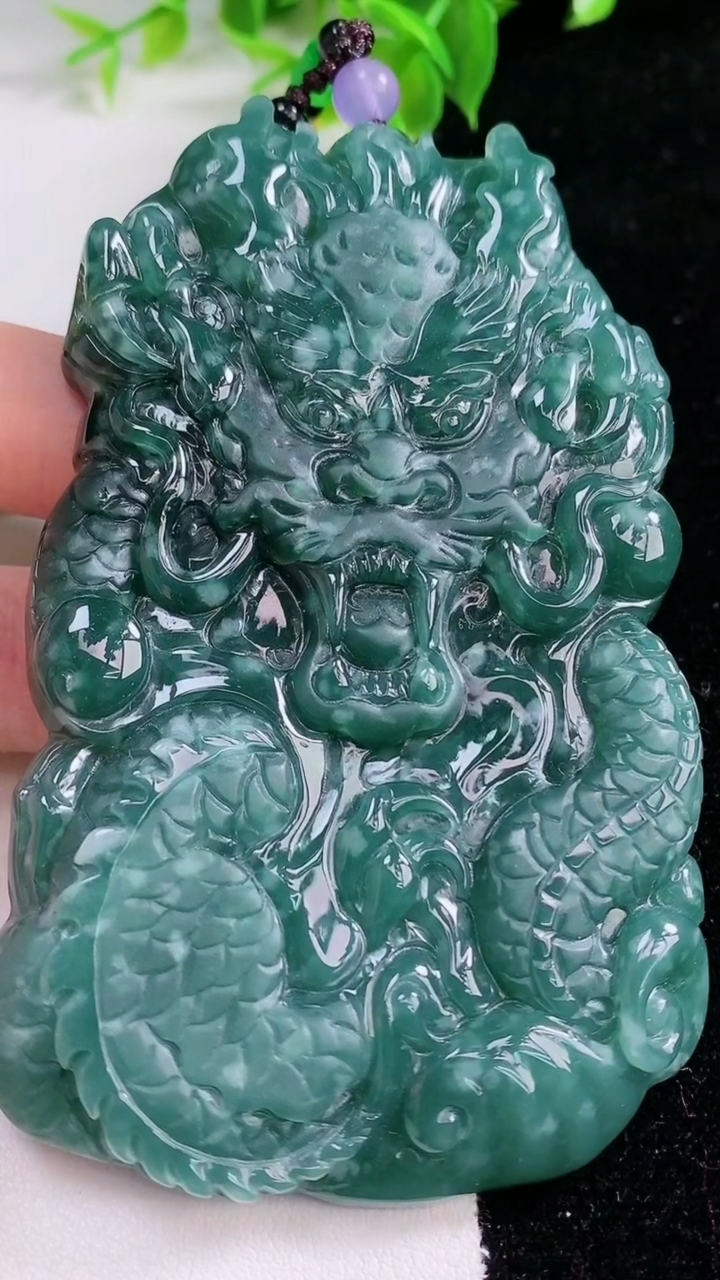 天然A货翡翠龙牌吊坠，尺寸91-57-9.6，重:94.46g
3月5日