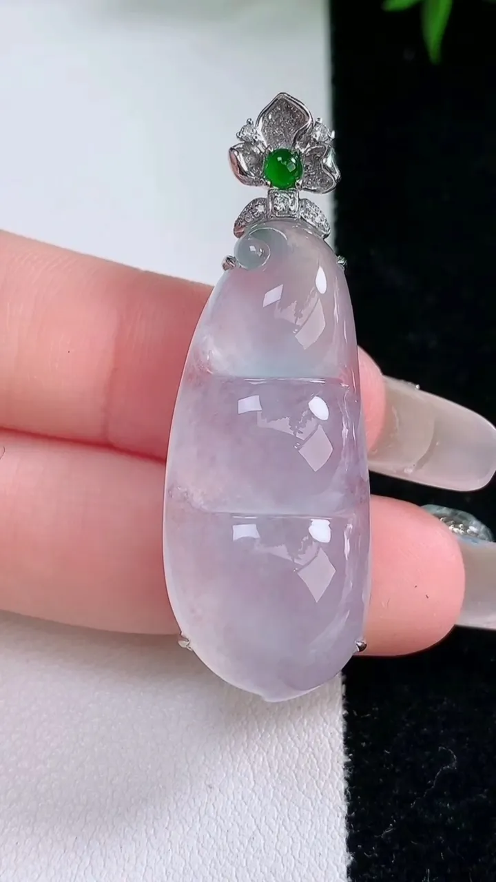 天然A货翡翠种白冰福豆吊坠，尺寸46-35.7-16-9.4，重量9.67g
3月5日