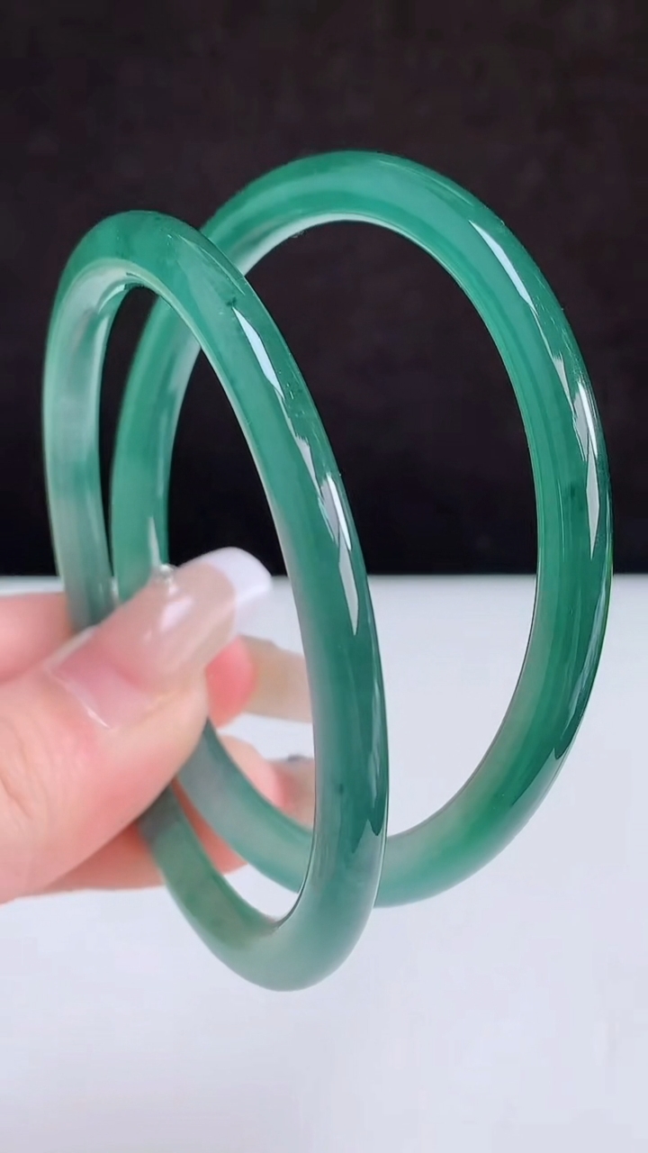 圈口55-56翡翠a货蓝水叮当镯一对尺寸55.6-4.5，重量:32.67g3月5日