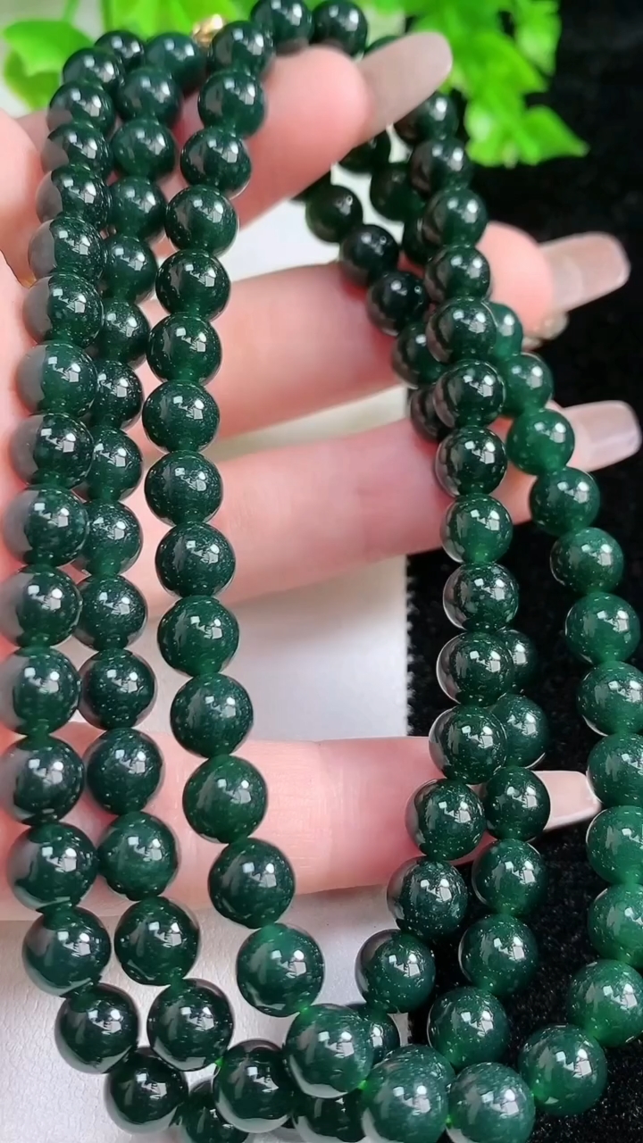 天然A货翡翠圆珠项链108颗，尺寸6.8，重:59.22g3月5日
工厂直销收藏佳品,种好水足，色泽均匀，有种有色，上手高大气！