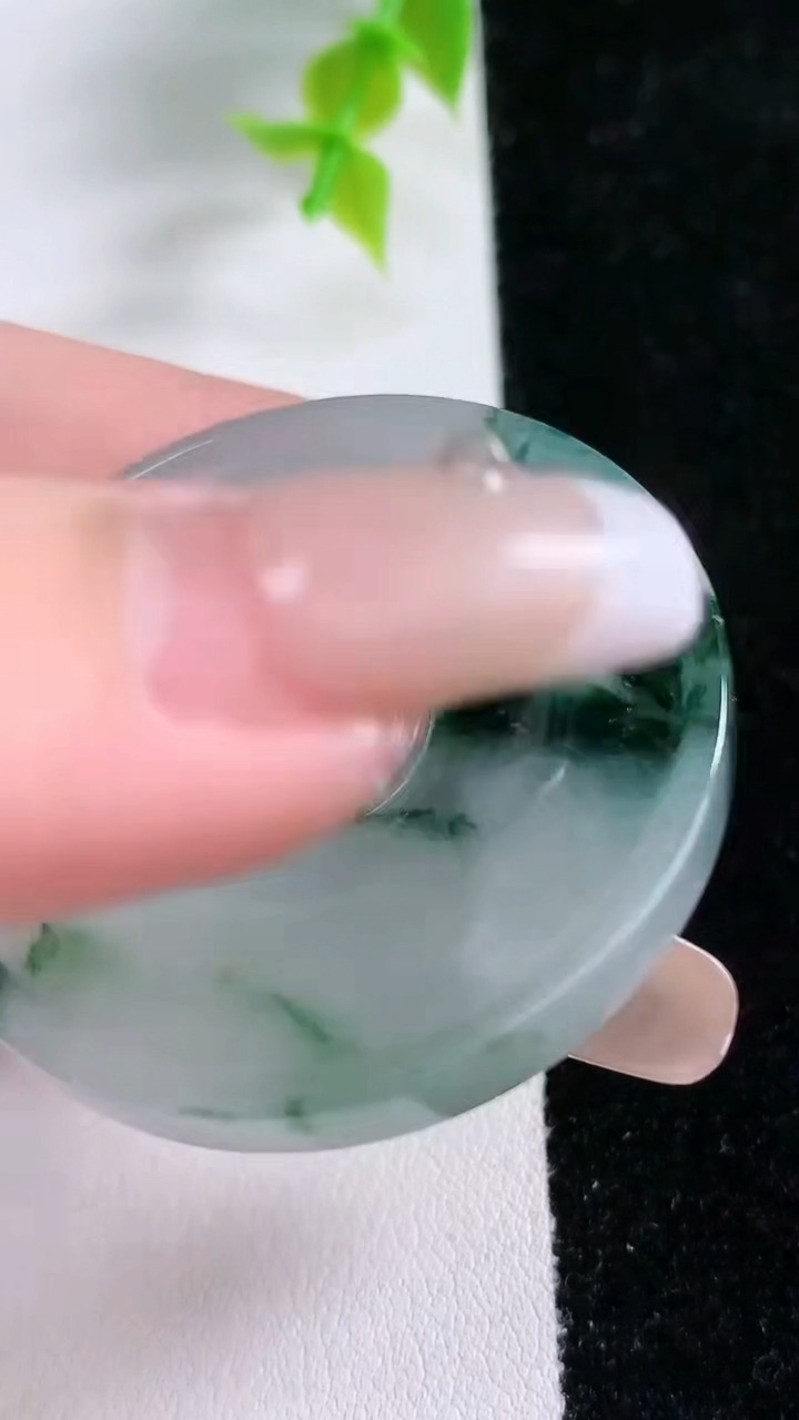 天然A货翡翠飘花母子平安扣吊坠，尺寸51.7-5.2，重:18.51g
3月5日