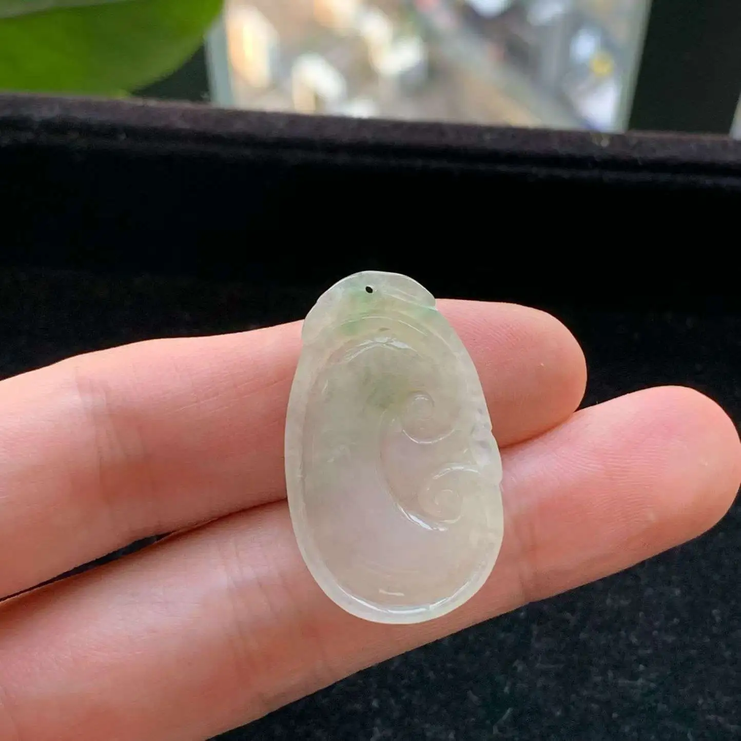 A货天然翡翠冰糯种飘绿如意吊坠重量4.67
3月5日