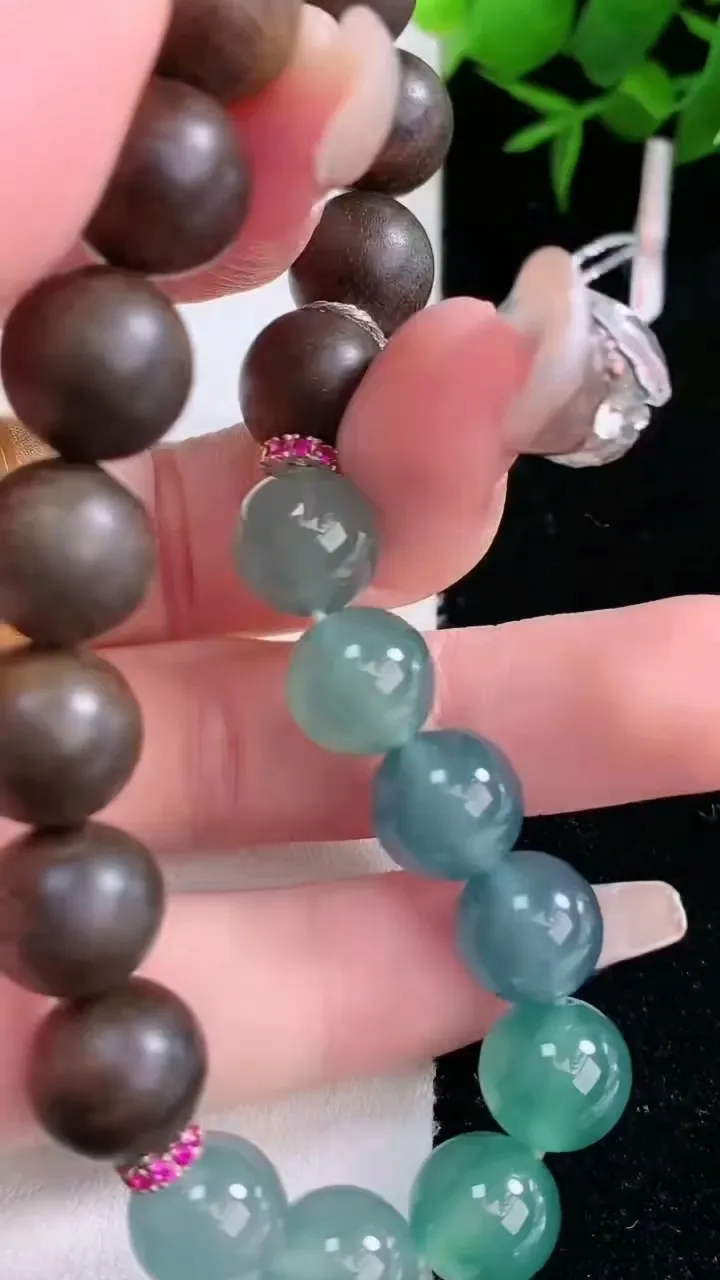 天然A货翡翠圆珠手串，尺寸9.8，重量:21.87g3月5日
工厂直销收藏佳品,种好水足，色泽均匀，