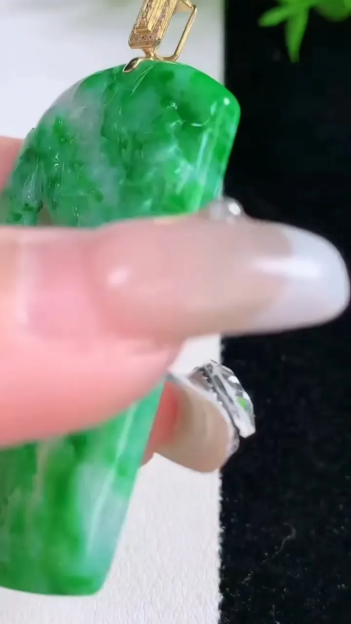 天然A货翡翠山水牌吊坠，尺寸53-37.7-5，重量:26.89g
3月5日