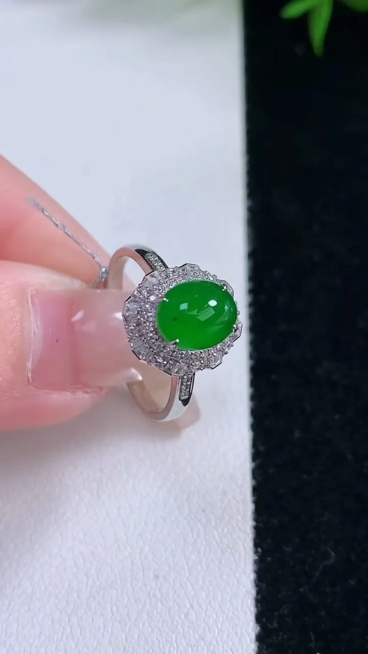 天然A货翡翠蛋面戒指，尺寸17.4-8-5.8-9.2，重量:2.61g2026年3月5日
工厂直销
