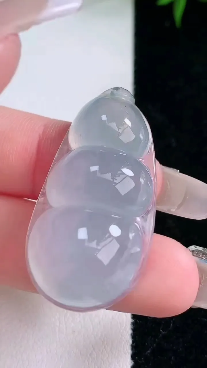 天然A货翡翠种白冰福豆吊坠，尺寸38-19.7-9.6，重量:11.15g
3月5日