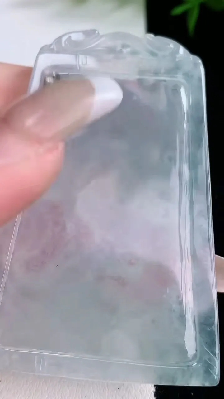 天然A货翡翠种白冰龙牌吊坠，尺寸64.2-41.5-7.2，重量:38.82g
3月5日