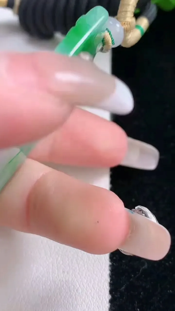 天然A货翡翠观音菩萨吊坠，尺寸56.6-35.3-4.5，重量:29.35g
3月5日